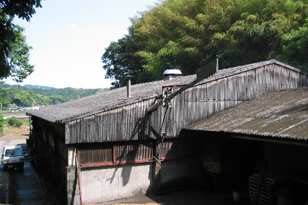 竹林に囲まれた窯元